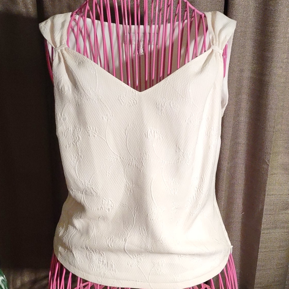 Petite Sophisticate White Textured V-Neck Sleeveless Blouse